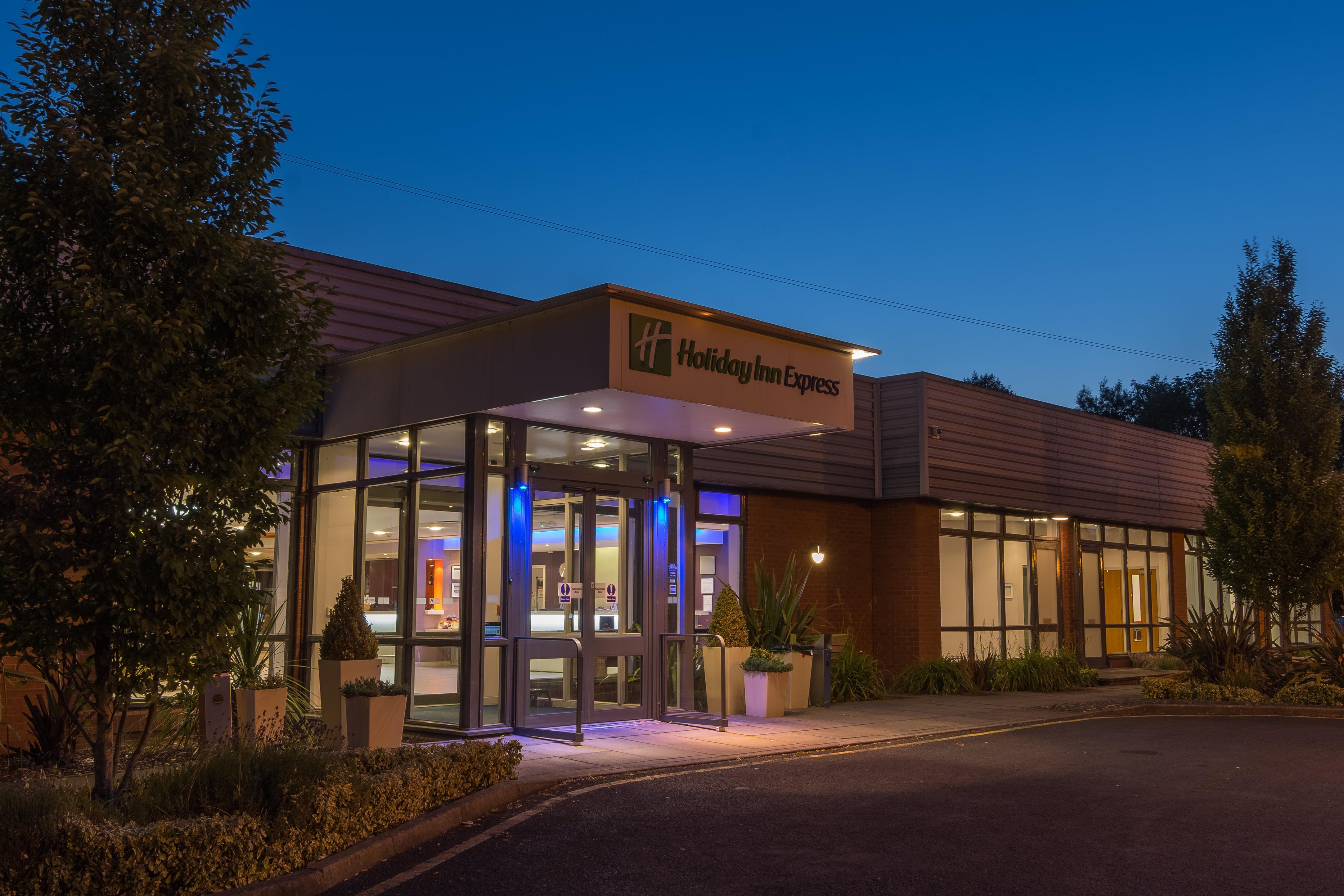 Holiday Inn Express Preston South By Ihg Exterior photo