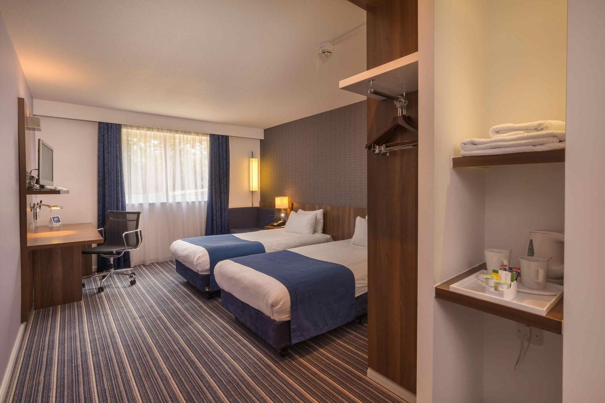 Holiday Inn Express Preston South By Ihg Exterior photo